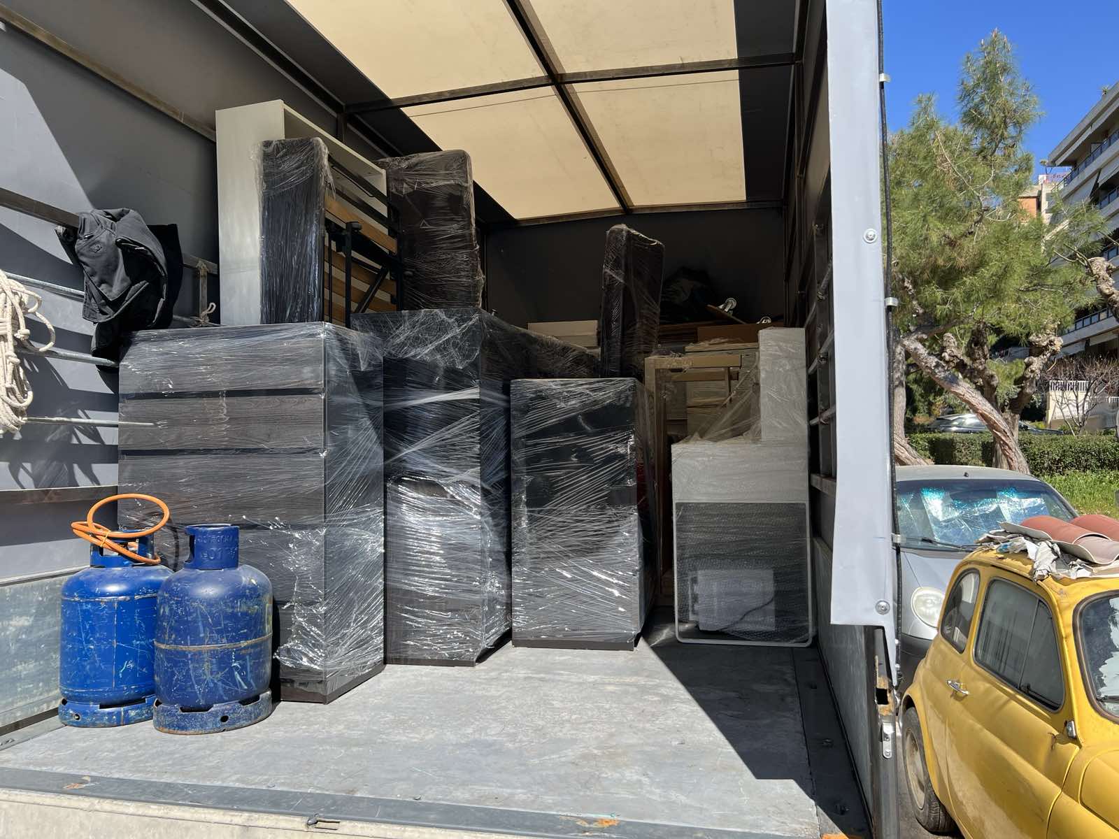 Επαγγελματική ομάδα σε μεταφορές και μετακομίσεις στην Καισαριανή