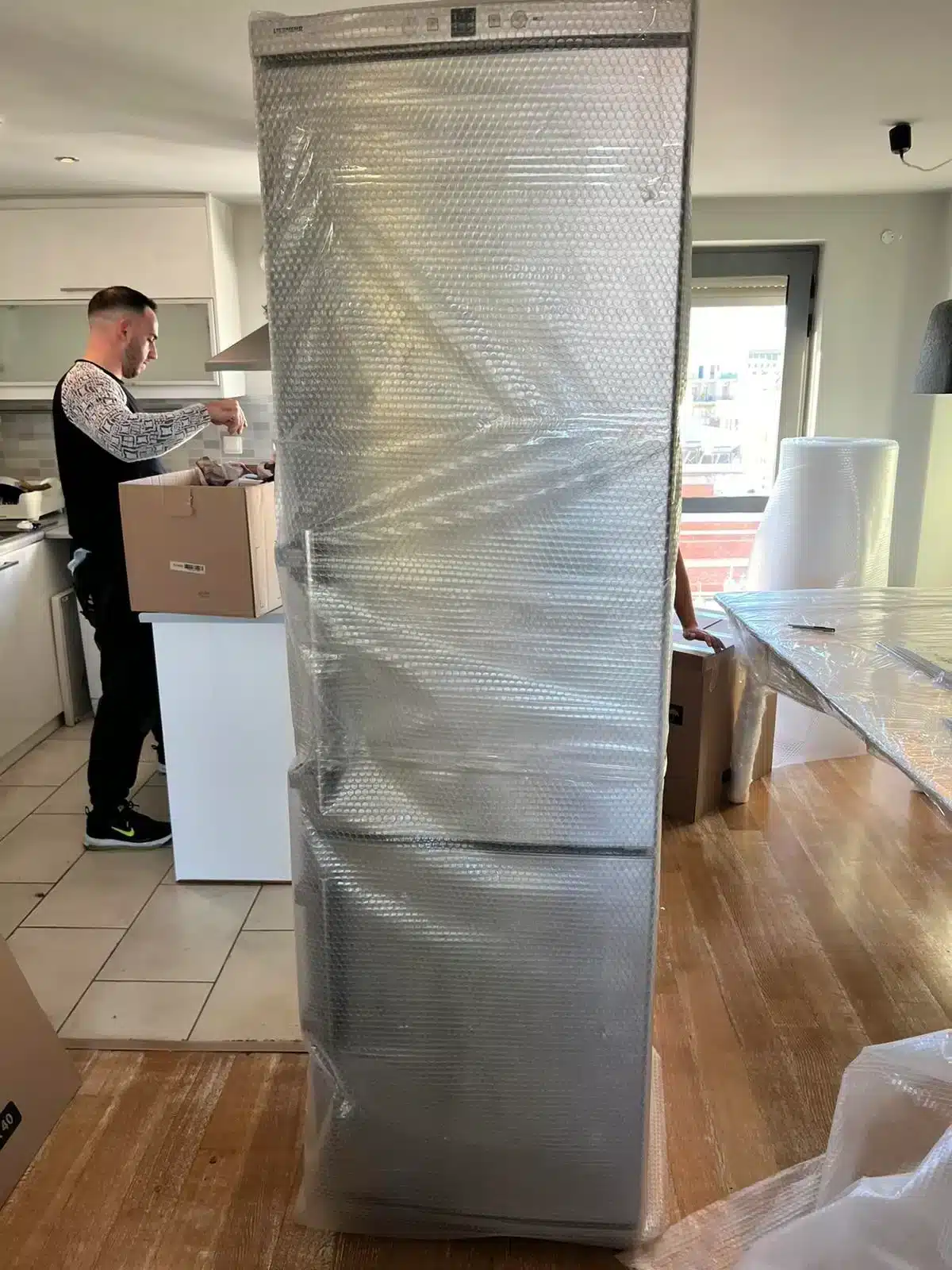 Μεταφορά ψυγείου με επαγγελματικό εξοπλισμό Ultra Μεταφορικής