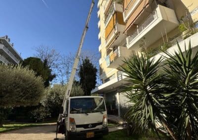 Εσωτερικό φορτηγού με οργανωμένα κιβώτια και προστατευμένα αντικείμενα.