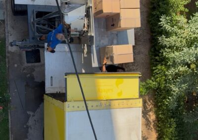 Φορτηγό μετακόμισης Ultra Μεταφορική στην Αθήνα φορτωμένο με κουτιά και έπιπλα.